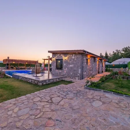 Vareste & Tas Mahal Vila *